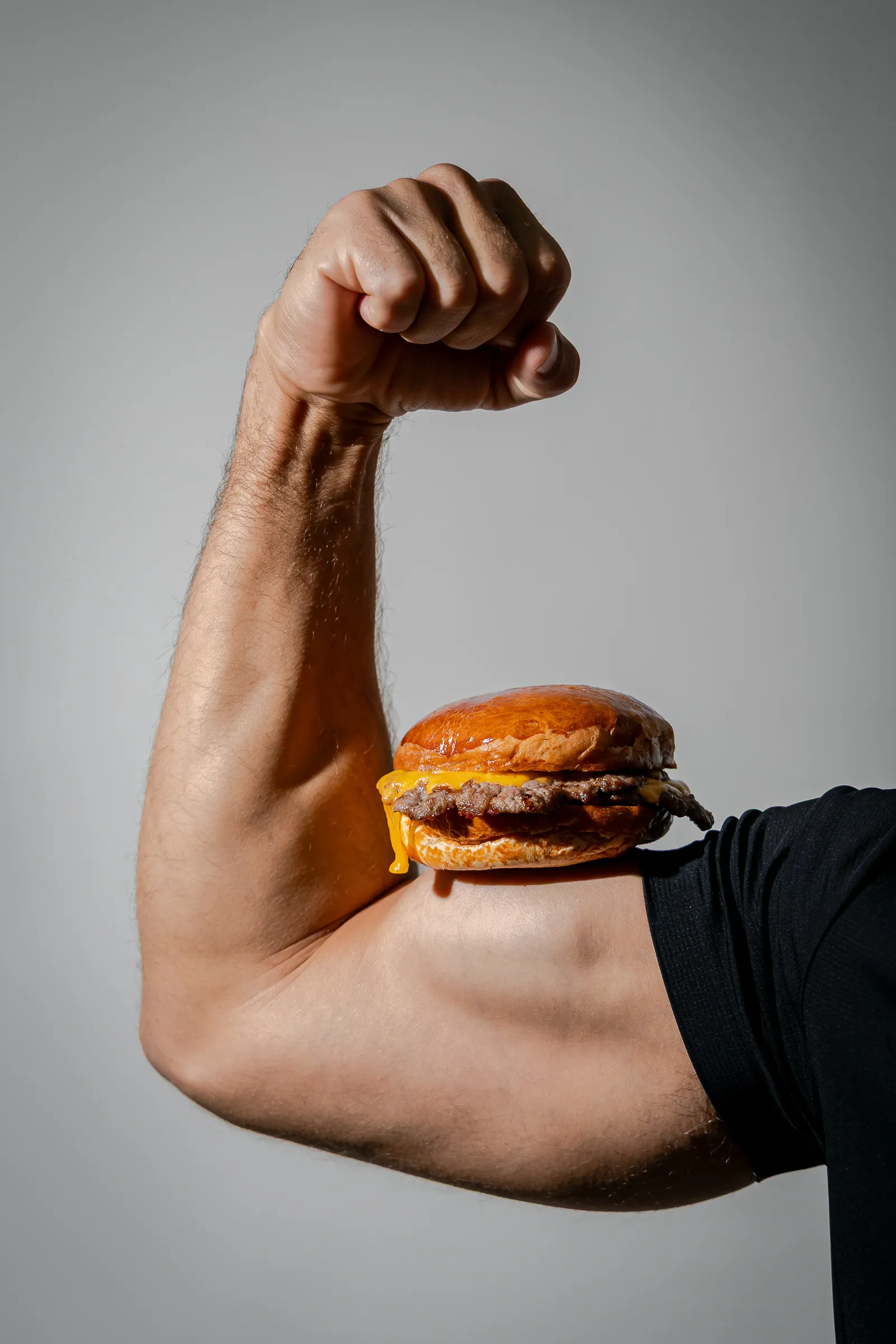 Brazo flexionado sosteniendo una Pasado de Burger